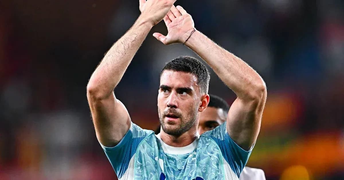 Futbolchi maydonda qo'llarini ko'tarib turibdi Futbolchi maydonda qo'llarini ko'tarib turibdi