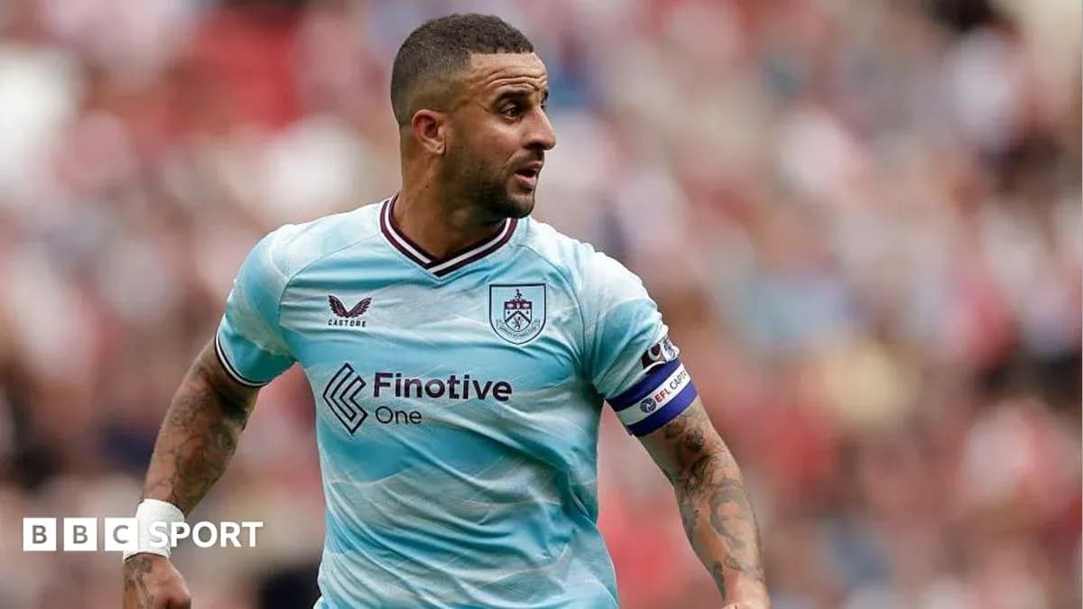 Futbolchi maydonda harakatda, Burnley formasida Futbolchi maydonda harakatda, Burnley formasida