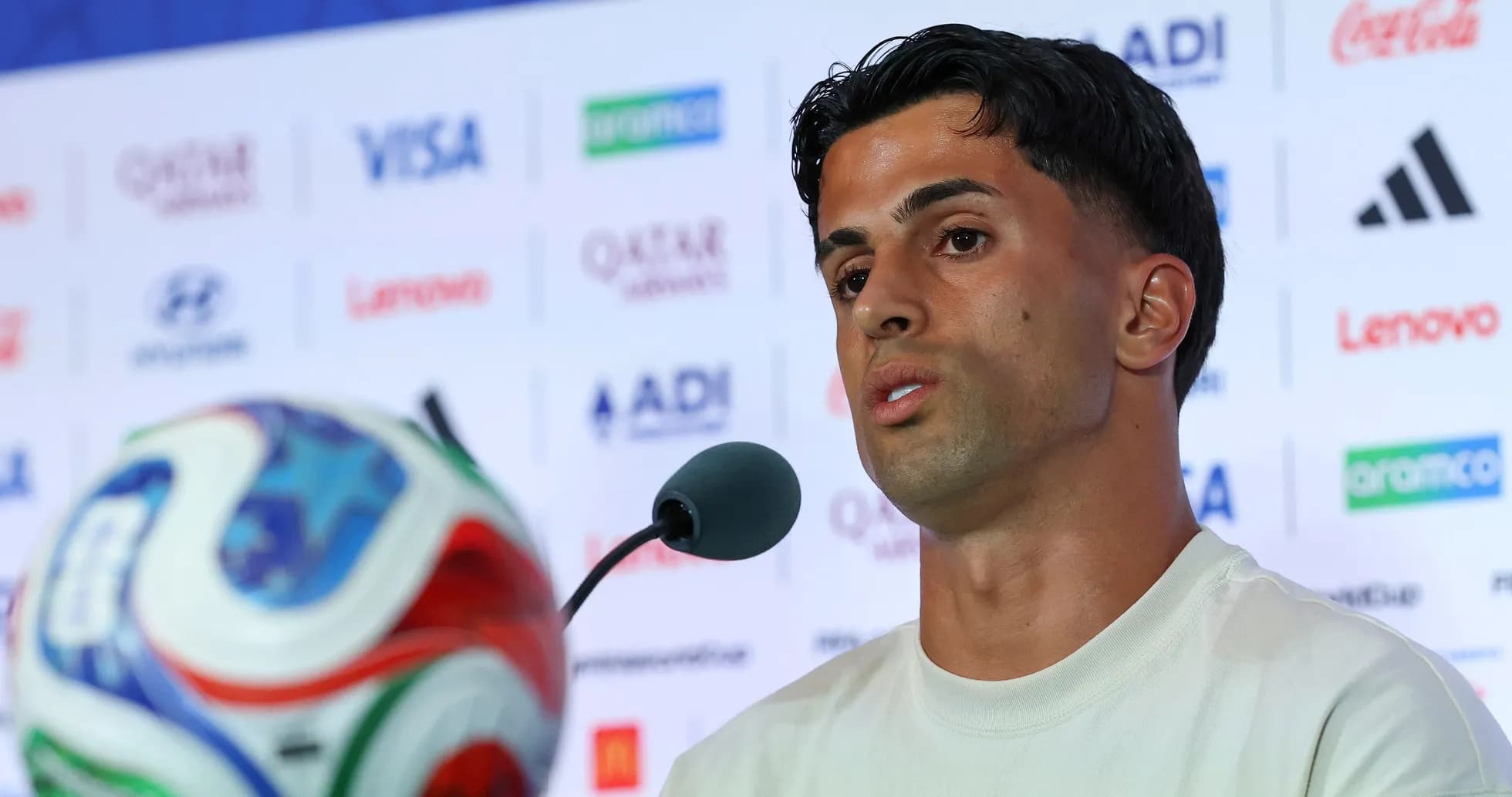 Futbolchi matbuot anjumanida nutq soylamoqda Futbolchi matbuot anjumanida nutq soylamoqda