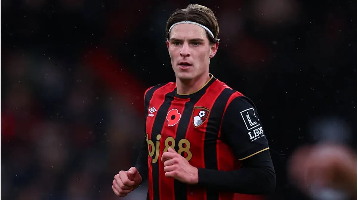 Futbolchi AFC Bournemouth formasida maydonda yurmoqda Futbolchi AFC Bournemouth formasida maydonda yurmoqda