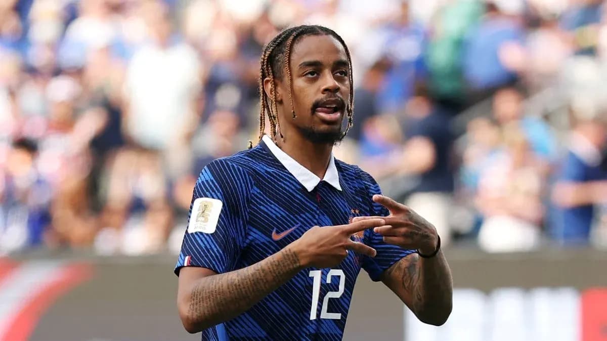 Futbolchi maydonda raqobatlashayotgan holati Futbolchi maydonda raqobatlashayotgan holati
