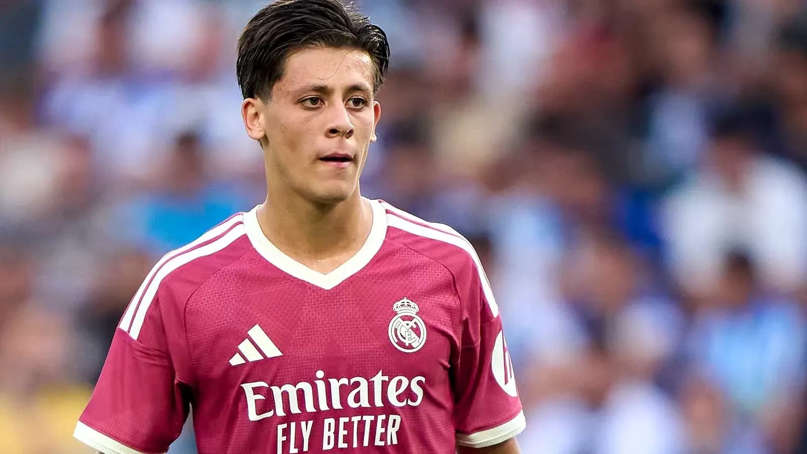 Futbolchi Real Madrid formasida maydonda Futbolchi Real Madrid formasida maydonda