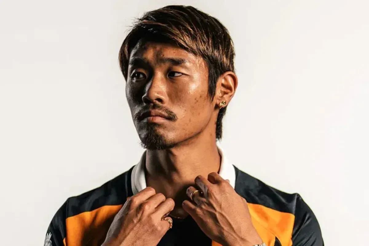 Futbolchi yakkalashuvda poz berayotgan Futbolchi yakkalashuvda poz berayotgan