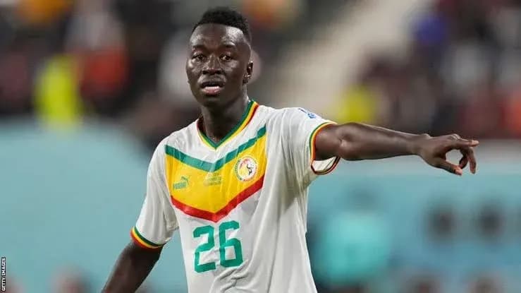 Futbolchi maydonda jamoasiga ko'rsatma berayotgani Futbolchi maydonda jamoasiga ko'rsatma berayotgani