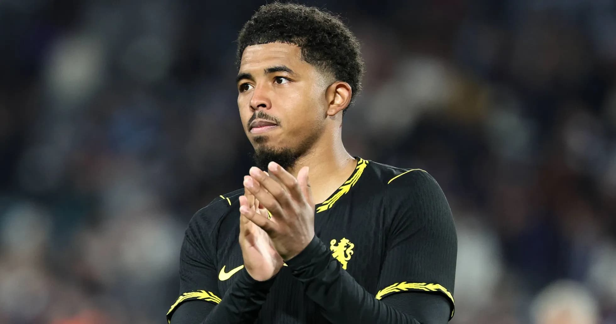 Futbolchi qo'lini chalqanmoqda, Chelsea formasi kiygan Futbolchi qo'lini chalqanmoqda, Chelsea formasi kiygan