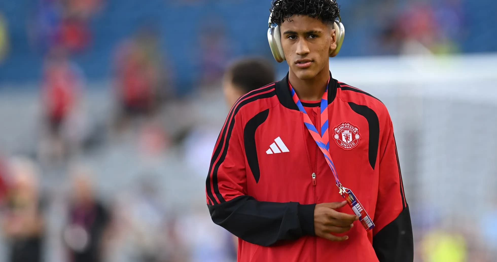 Futbolchi musiqiy quloqchin bilan maydonga kiryapti Futbolchi musiqiy quloqchin bilan maydonga kiryapti