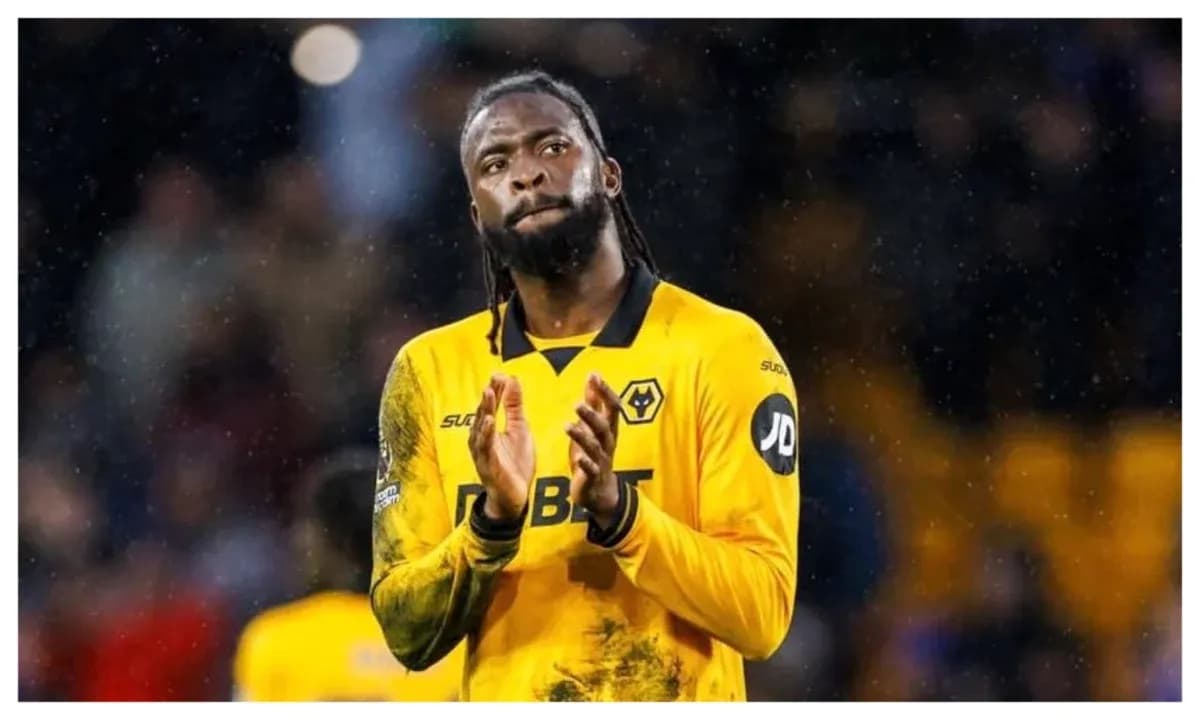 Futbolchi maydonda qo'llarini qaratib ma'qullamoqda Futbolchi maydonda qo'llarini qaratib ma'qullamoqda