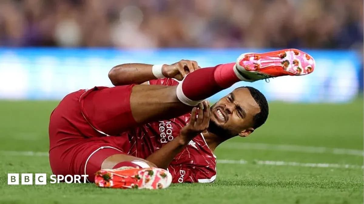Futbolchi jarohatlangan holda yerda yotgan Futbolchi jarohatlangan holda yerda yotgan
