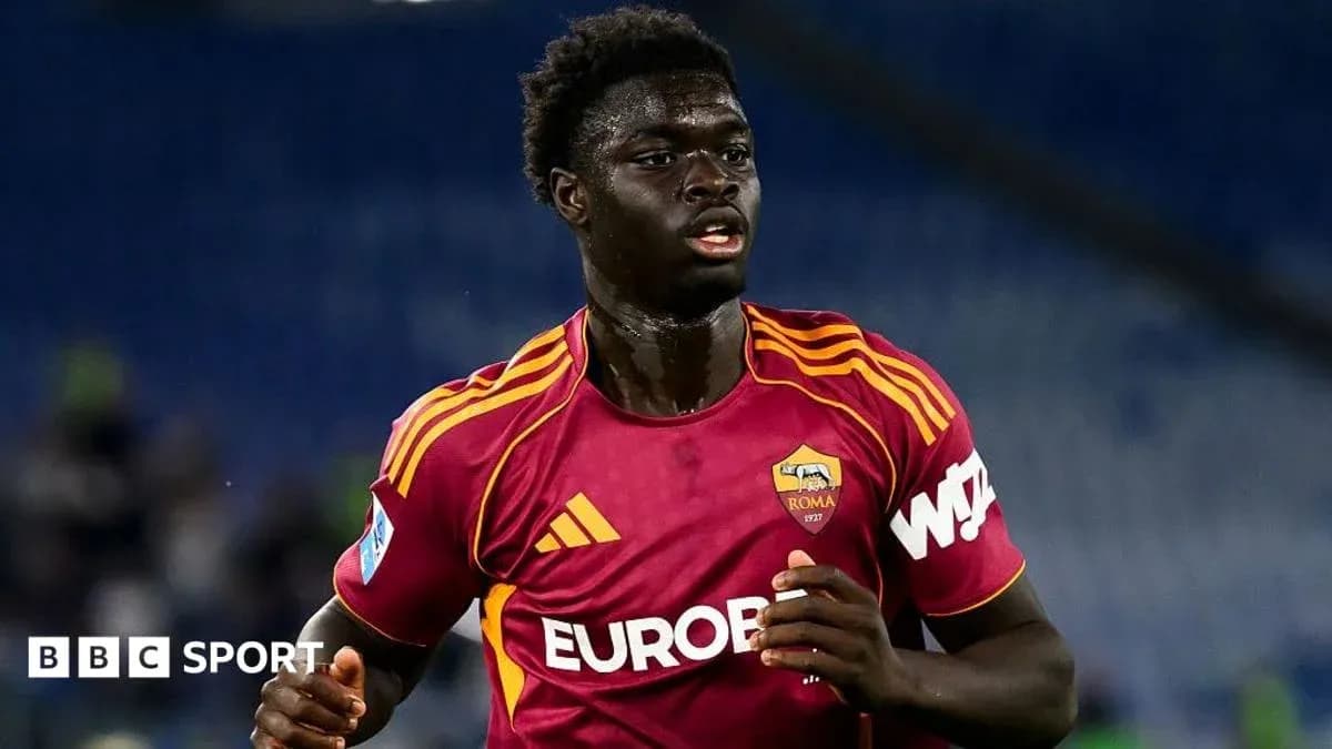 Futbolchi Romada kiyimda maydonda harakatlanmoqda Futbolchi Romada kiyimda maydonda harakatlanmoqda