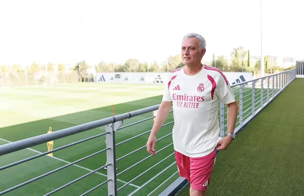 Murabbi Real Madrid o'yin maydonida yurmoqda Murabbi Real Madrid o'yin maydonida yurmoqda