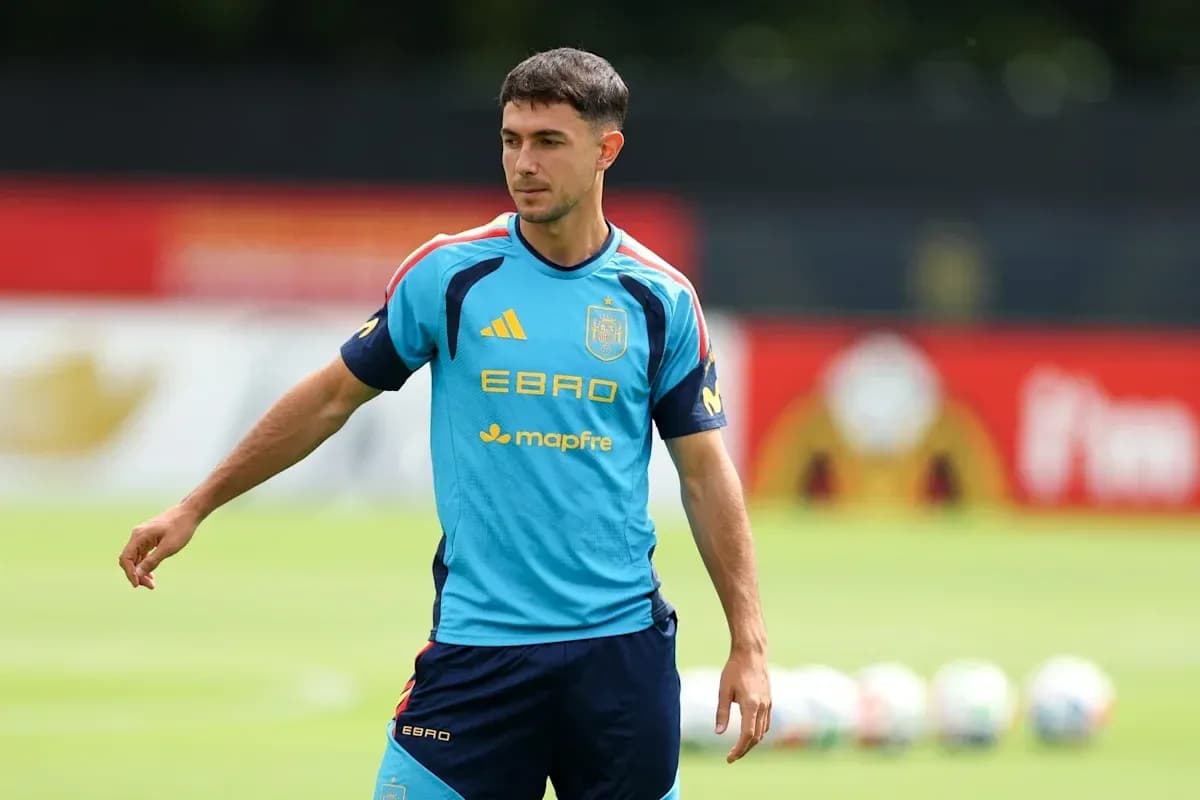 Futbolchi treningda, Ispaniya formasida harakatda Futbolchi treningda, Ispaniya formasida harakatda
