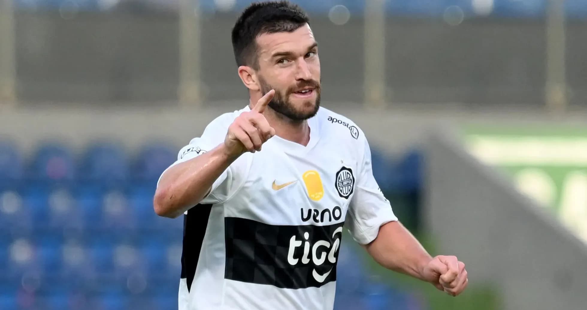 Futbolchi gol urganidan keyin qo'lini ko'taradi Futbolchi gol urganidan keyin qo'lini ko'taradi