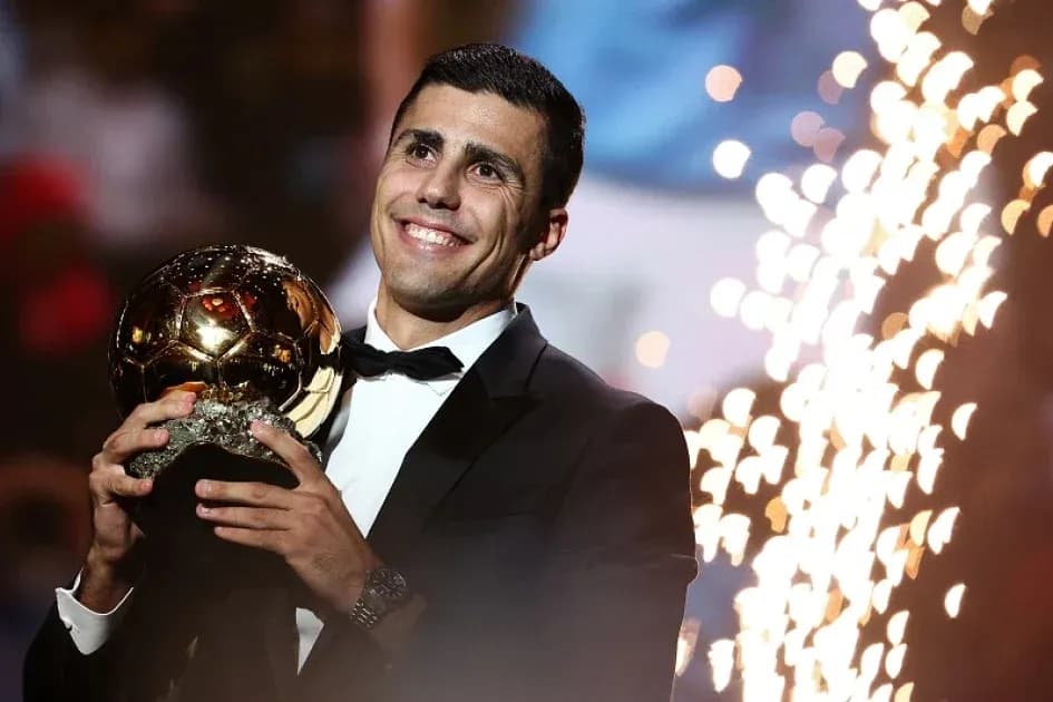 Futbolchi oltin to'p bilan sahnada turibdi Futbolchi oltin to'p bilan sahnada turibdi