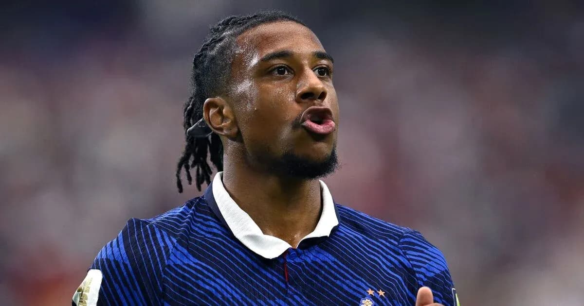 Futbolchi o'yin davomida gaplashayotgan ko'rinadi Futbolchi o'yin davomida gaplashayotgan ko'rinadi