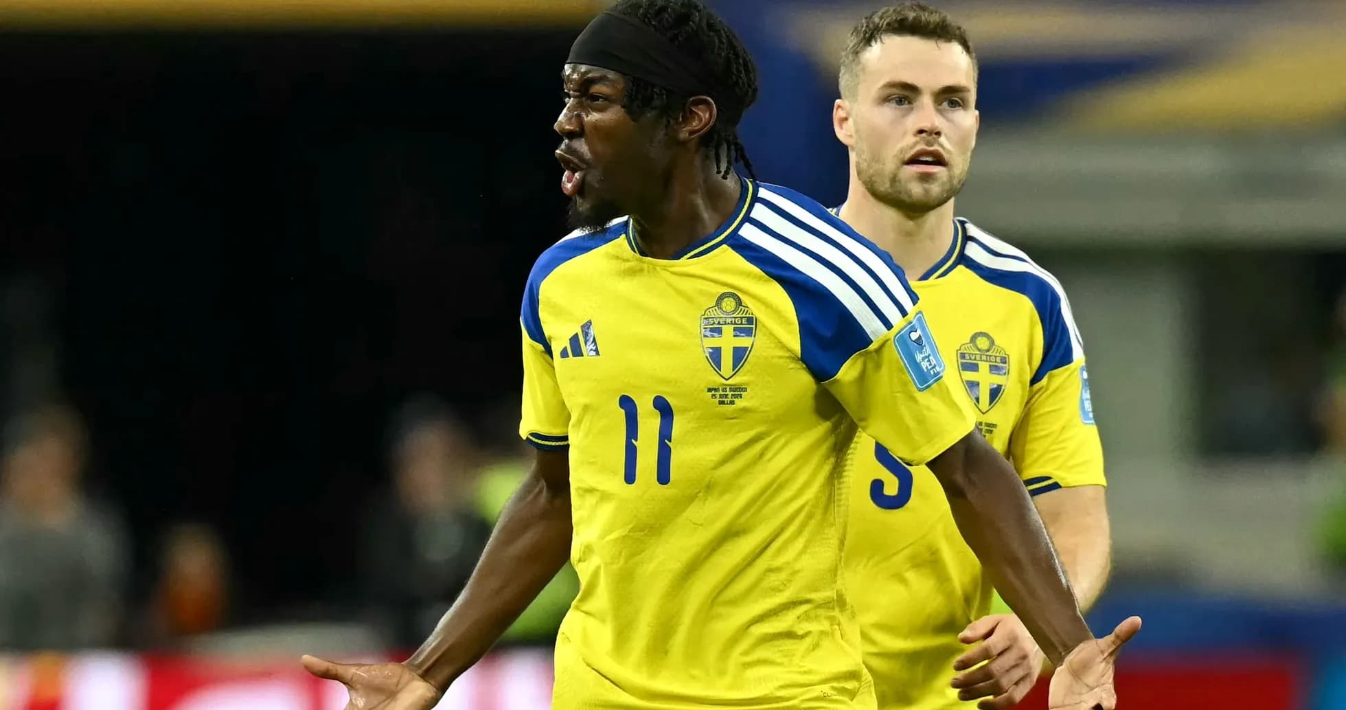 Ikkilovchi futbolchilar o'yin davomida harakatda Ikkilovchi futbolchilar o'yin davomida harakatda
