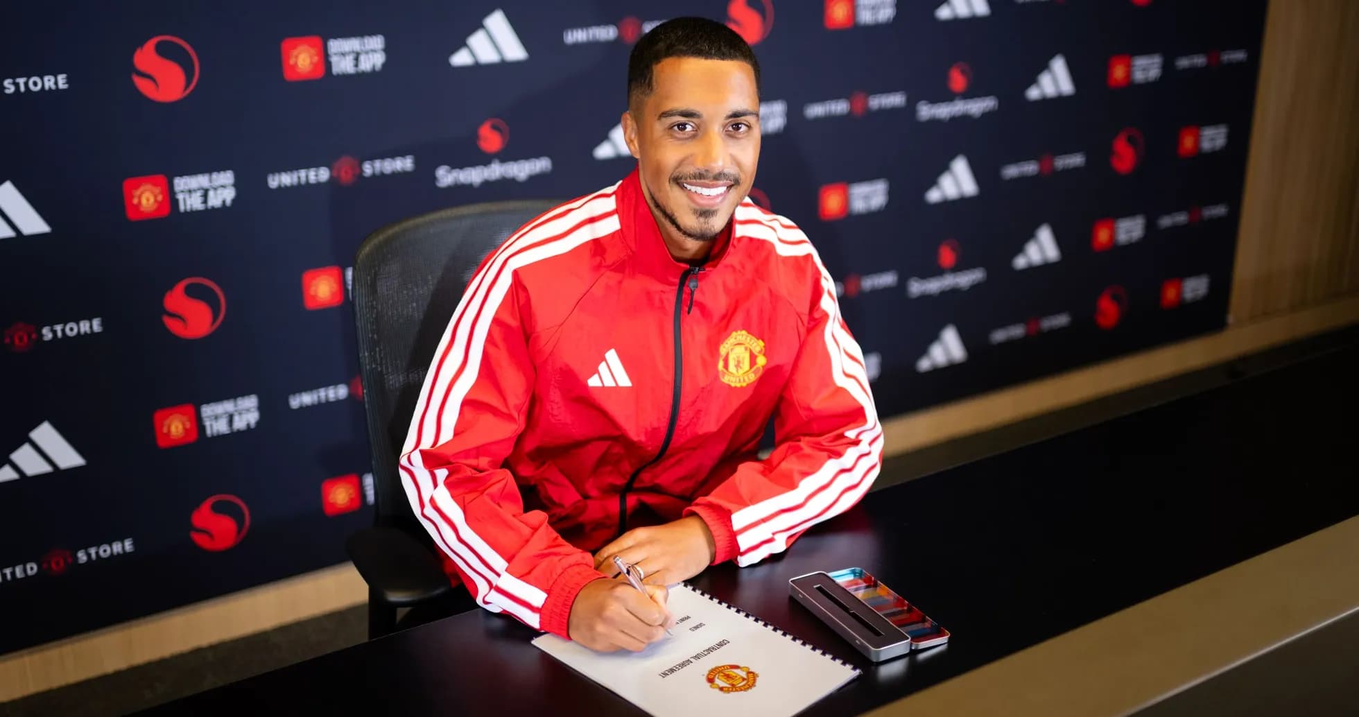 Futbolchi yangi shartnoma imzolamoqda, Manchester United Futbolchi yangi shartnoma imzolamoqda, Manchester United