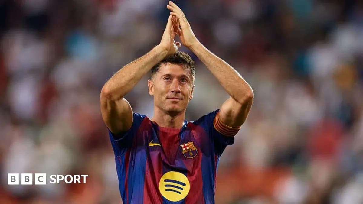Futbolchi Robert Lewandowski stadionda muxlislarni salomlayapti Futbolchi Robert Lewandowski stadionda muxlislarni salomlayapti