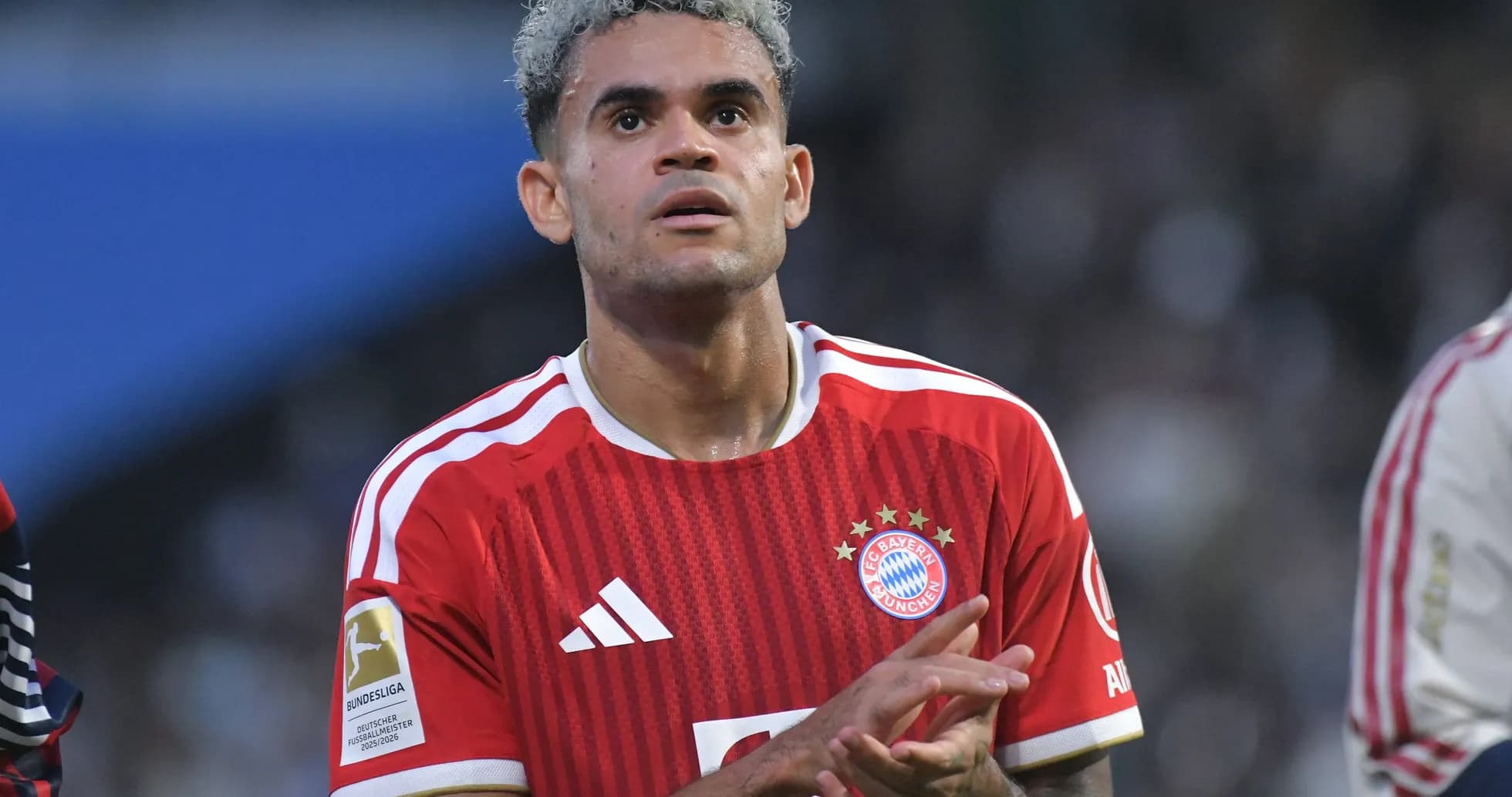 Futbolchi Bayern München formasida o'yin maydonida Futbolchi Bayern München formasida o'yin maydonida