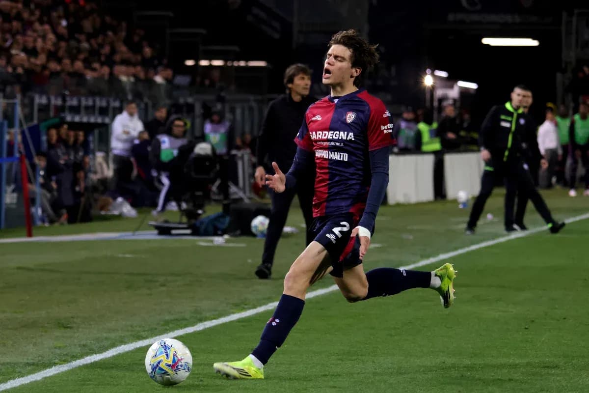 Futbolchi to'pni urayotgan jarayonda Futbolchi to'pni urayotgan jarayonda