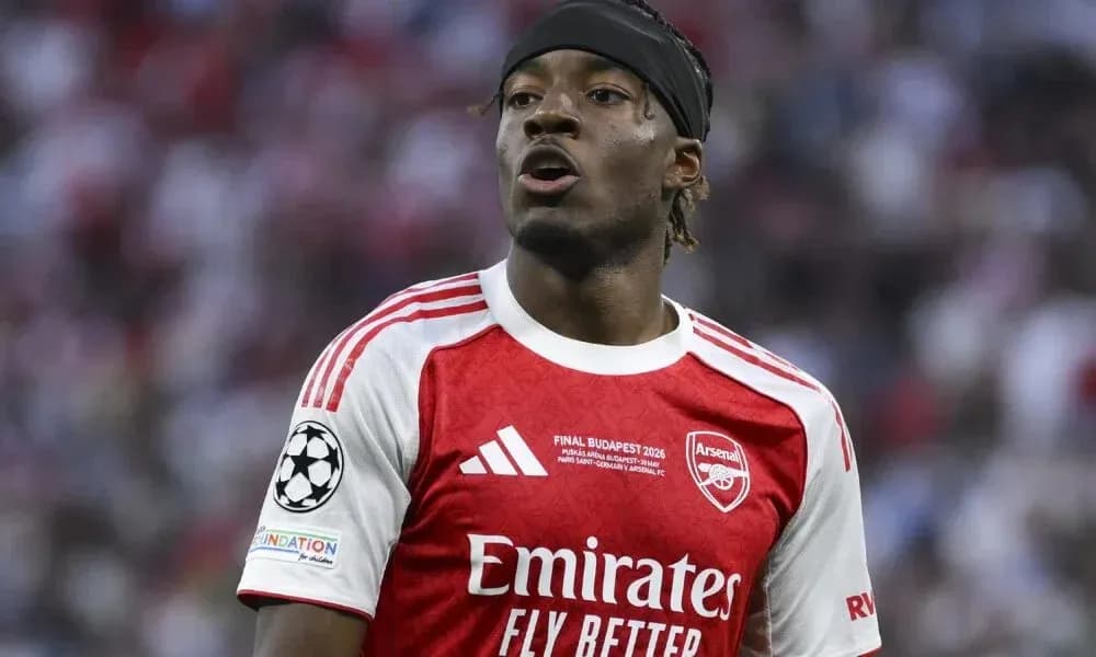 Futbolchi Arsenal formasida maydonda turibdi Futbolchi Arsenal formasida maydonda turibdi