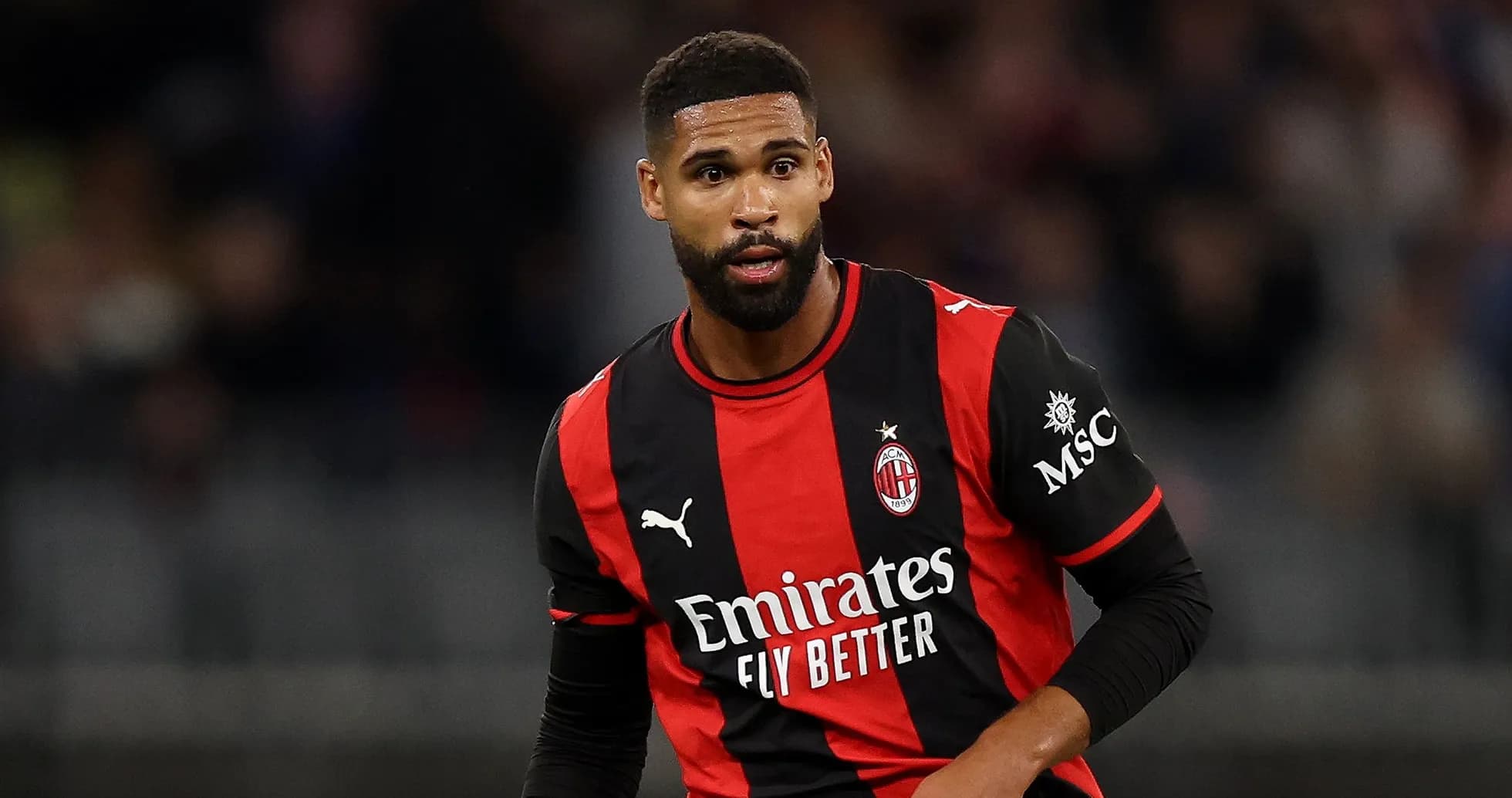 Futbolchi AC Milan formasida maydonda harakatda Futbolchi AC Milan formasida maydonda harakatda