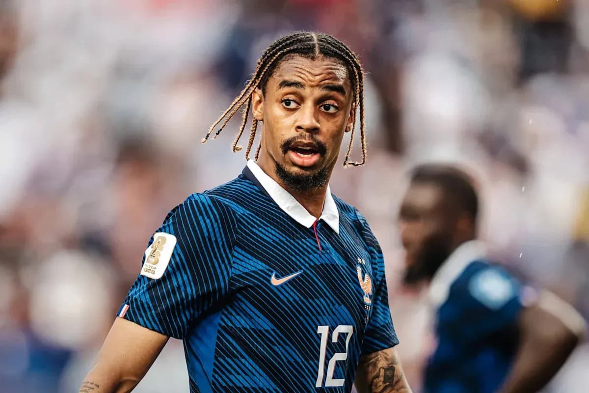 Futbolchi o'yin maydonida jamoa formasida Futbolchi o'yin maydonida jamoa formasida