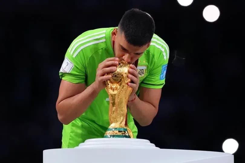 Porter FIFA Jahoni kubogini o'paytib turib Porter FIFA Jahoni kubogini o'paytib turib