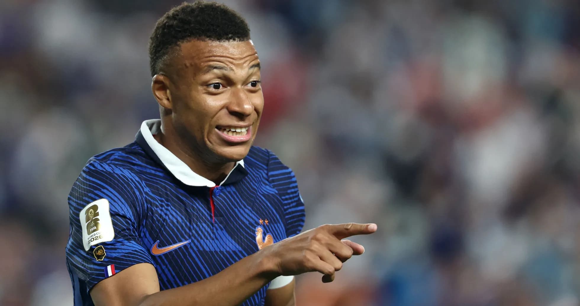 Futbolchi o'yin davomida ko'rsatma berayotgan Futbolchi o'yin davomida ko'rsatma berayotgan