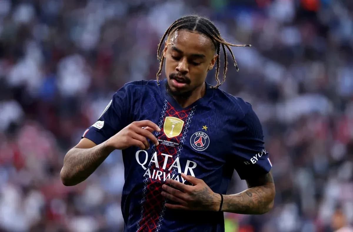 Futbolchi PSG formasida maydonda harakat qilmoqda Futbolchi PSG formasida maydonda harakat qilmoqda