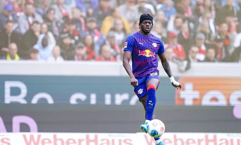 Futbolchi to'pni tepayotgan paytda maydonda Futbolchi to'pni tepayotgan paytda maydonda