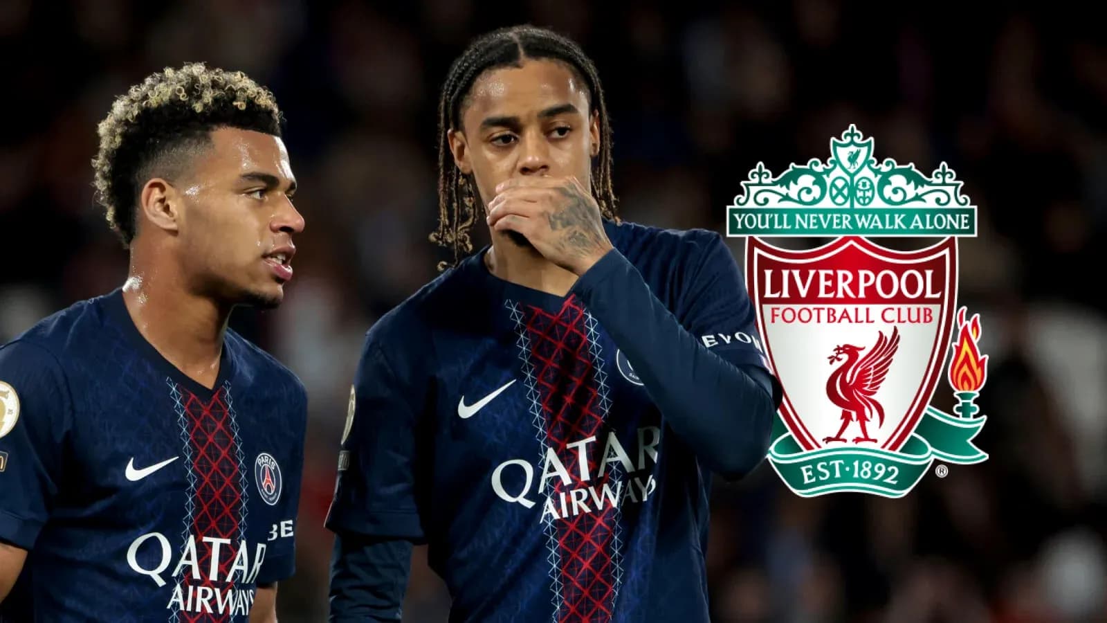 Ikkita futbolchi PSG formasida suhbatlashmoqda Ikkita futbolchi PSG formasida suhbatlashmoqda
