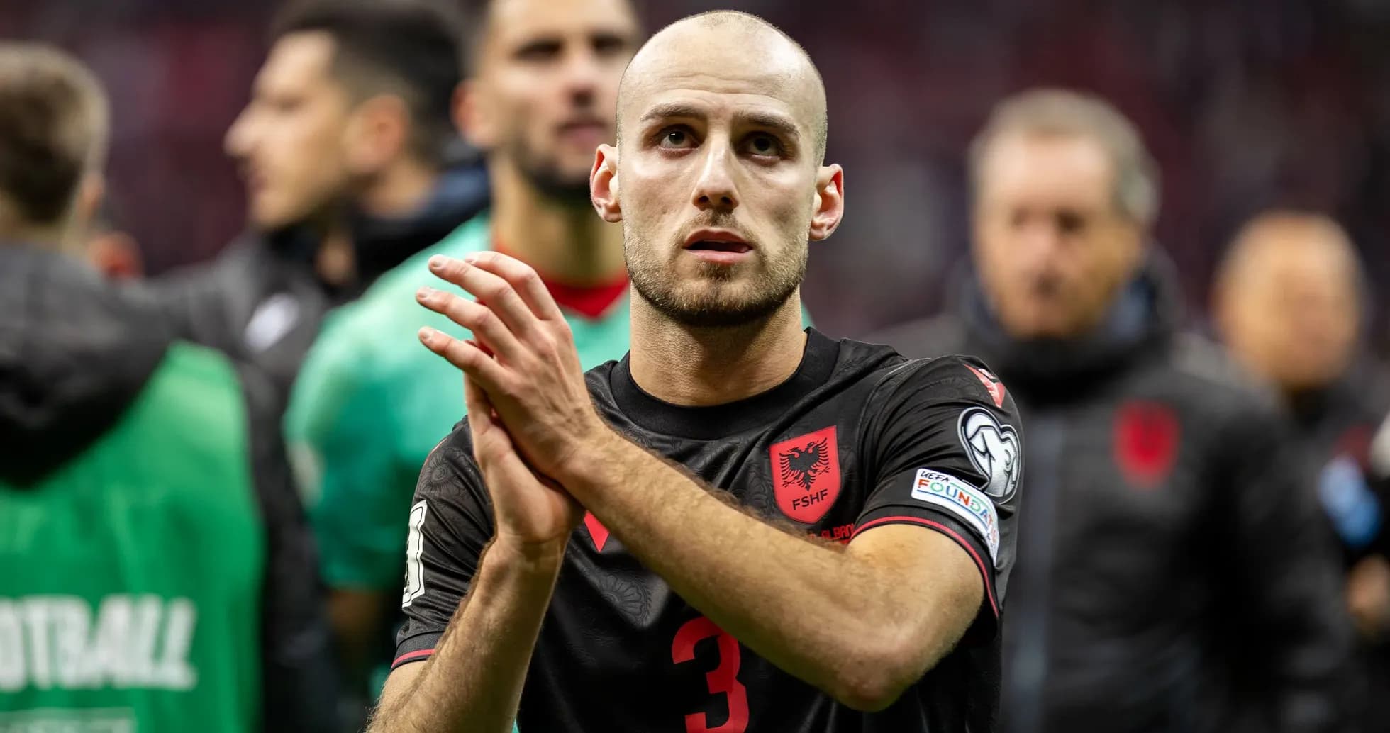 Futbolchi maydonda muxlislarni qo'llab-quvvatlamoqda Futbolchi maydonda muxlislarni qo'llab-quvvatlamoqda