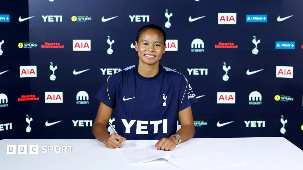 Futbolchi yangi shartnoma imzolamoqda, Spurs formasi kiygan Futbolchi yangi shartnoma imzolamoqda, Spurs formasi kiygan