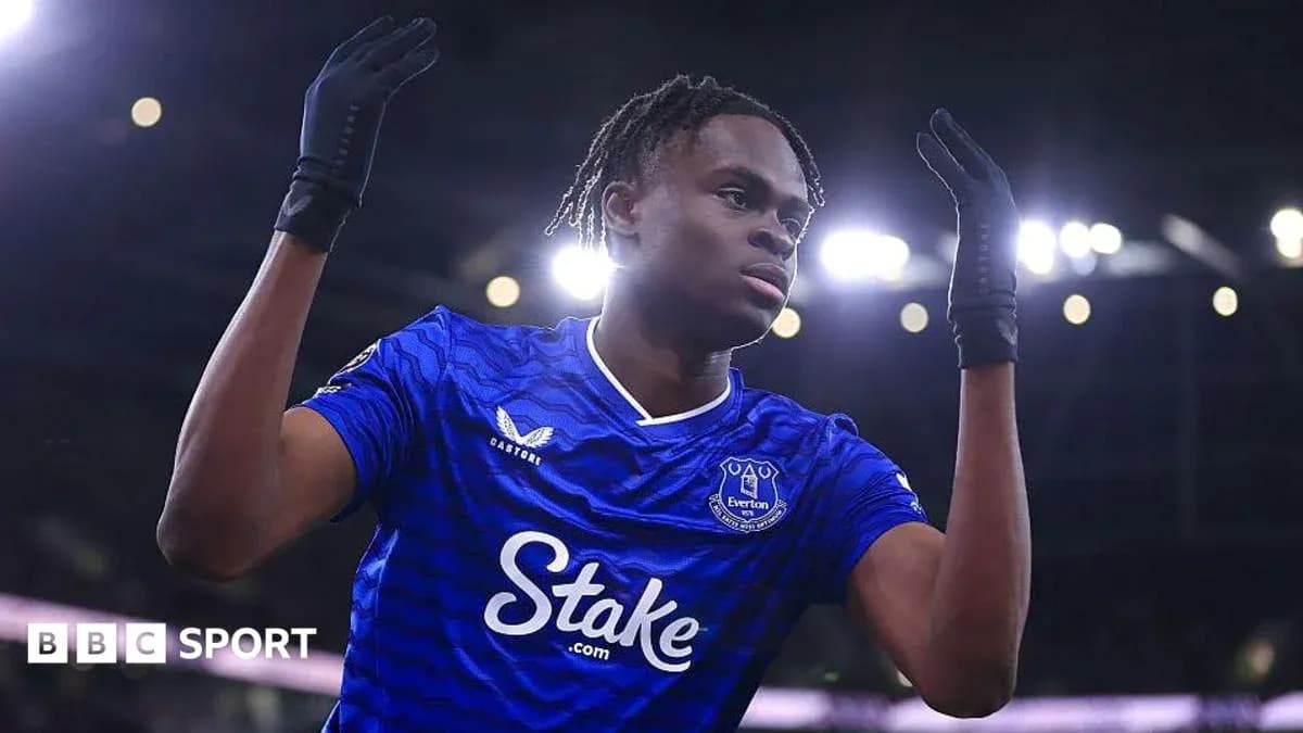 Futbolchi Everton formasida, qo'llarini ko'tarib turibdi Futbolchi Everton formasida, qo'llarini ko'tarib turibdi