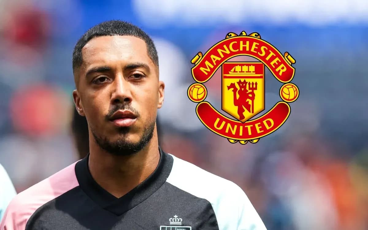 Futbolchi Manchester United formasida maydonda Futbolchi Manchester United formasida maydonda