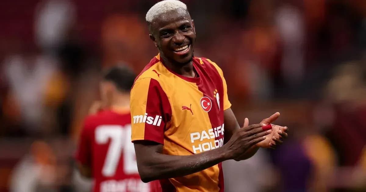Futbolchi Galatasaray forma kiyib, qo'lini chalqanmoqda Futbolchi Galatasaray forma kiyib, qo'lini chalqanmoqda