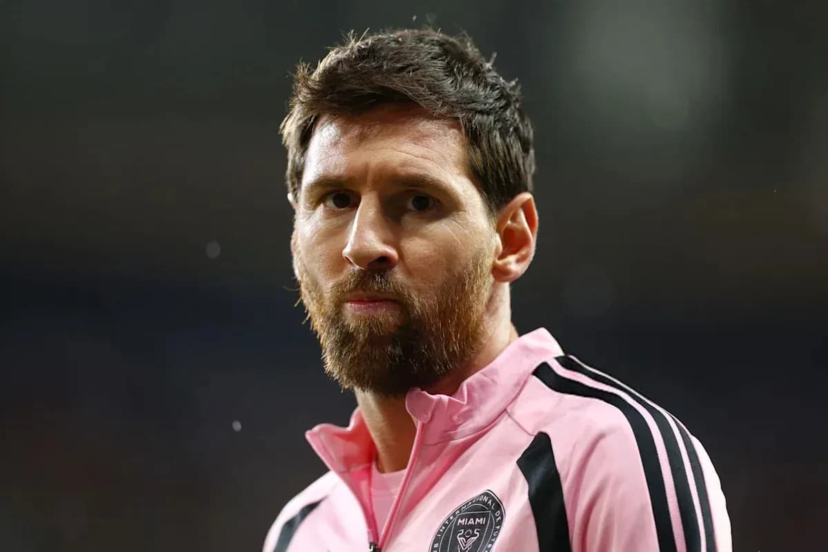 Futbolchi Lionel Messi rozovka kiyimda Futbolchi Lionel Messi rozovka kiyimda