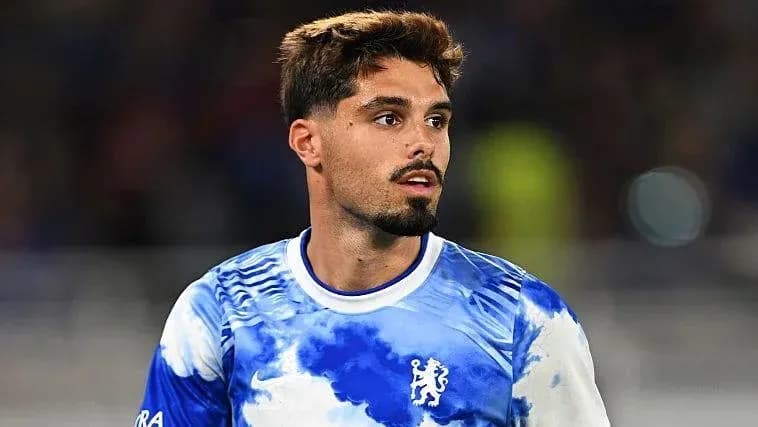 Futbolchi Chelsea formasida maydonda turibdi Futbolchi Chelsea formasida maydonda turibdi