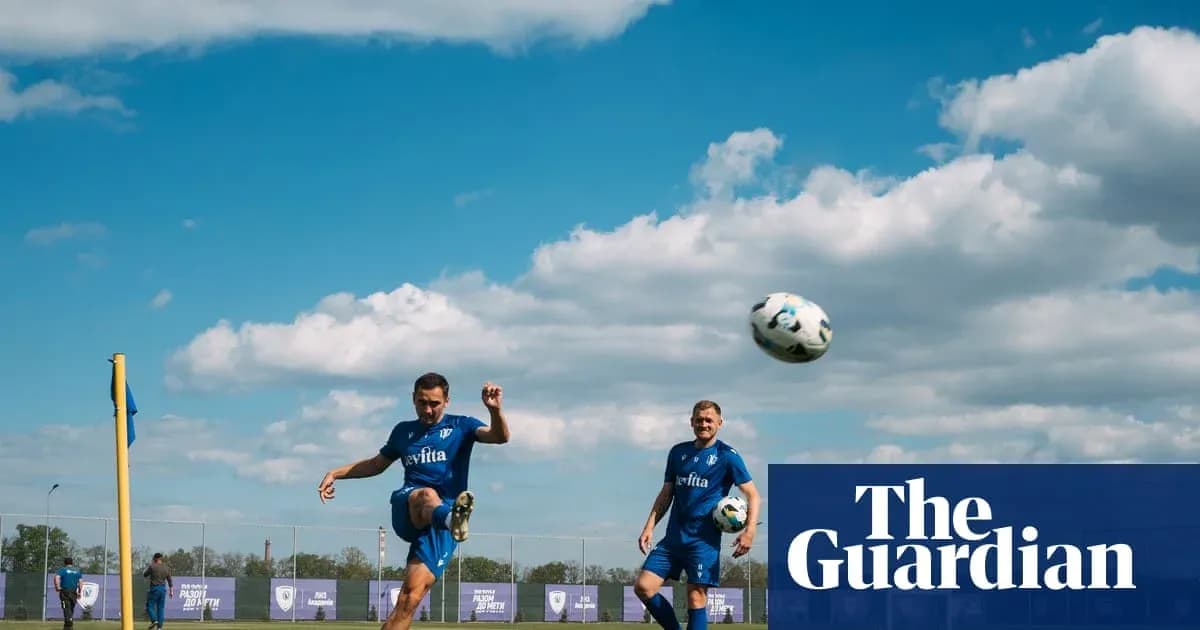 Ikkita futbolchi to'pni mashg'ulotda tepmoqda Ikkita futbolchi to'pni mashg'ulotda tepmoqda