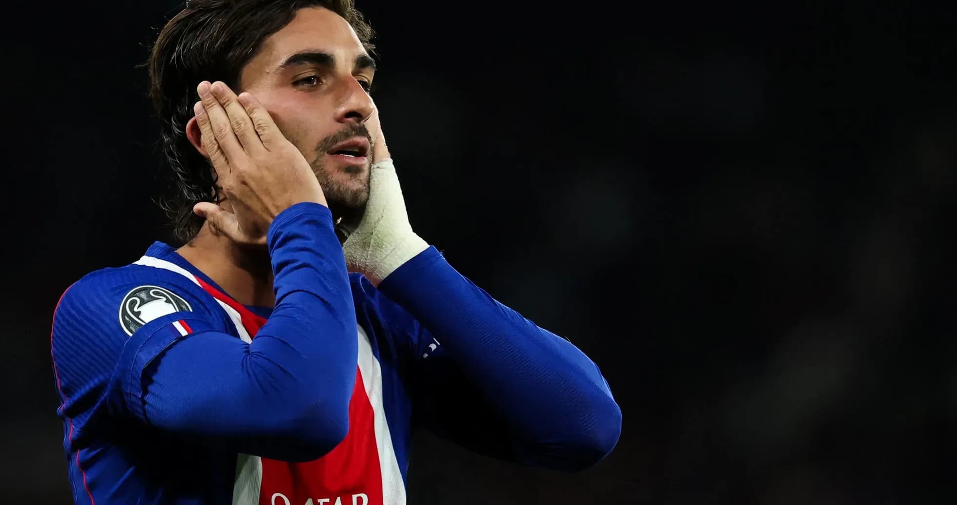 Futbolchi qo'llarini yuziga tegizmoqda Futbolchi qo'llarini yuziga tegizmoqda