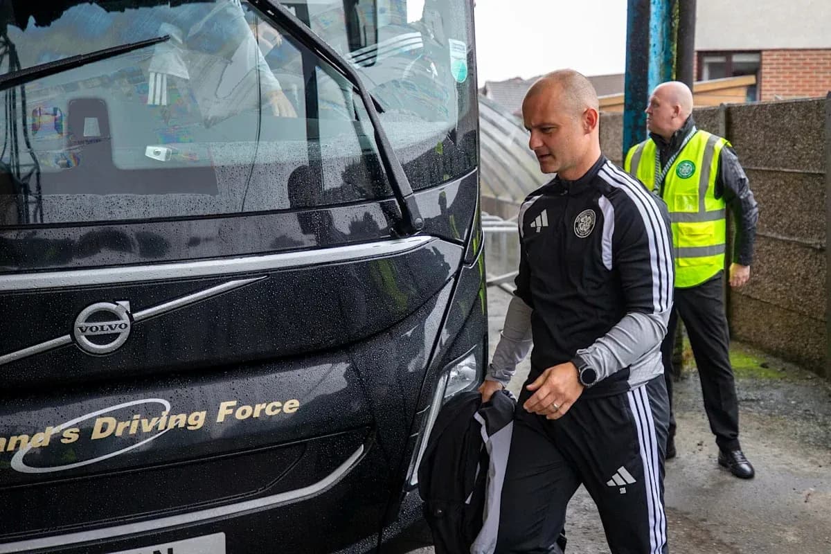 Trener avtobusdan tushayotgan futbol jamoasi a'zosi Trener avtobusdan tushayotgan futbol jamoasi a'zosi