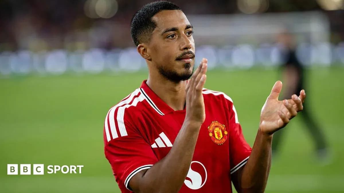 Futbolchi Manchester United formasida maydonda Futbolchi Manchester United formasida maydonda