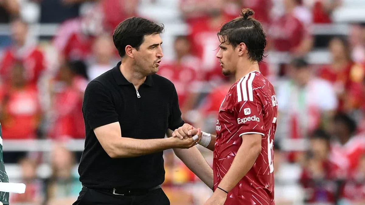 Murabbiy va futbolchi o'zaro maslahatlashmoqda Murabbiy va futbolchi o'zaro maslahatlashmoqda