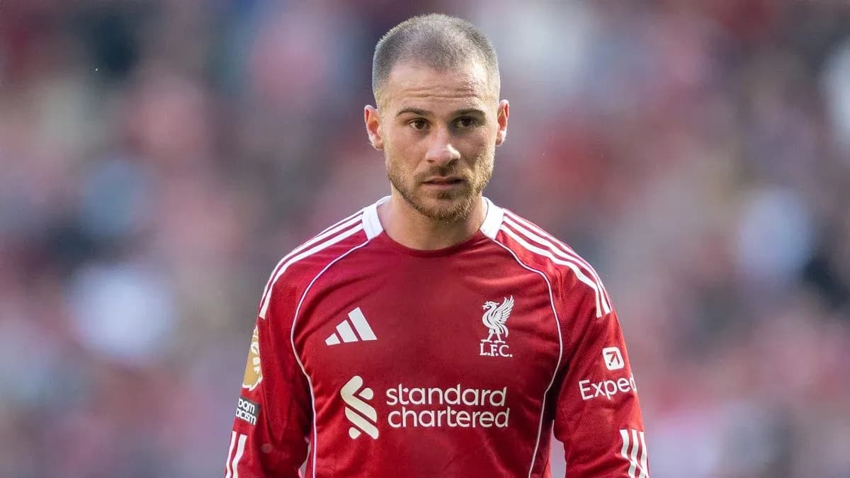 Futbolchi Liverpool formasida maydonda yurmoqda Futbolchi Liverpool formasida maydonda yurmoqda
