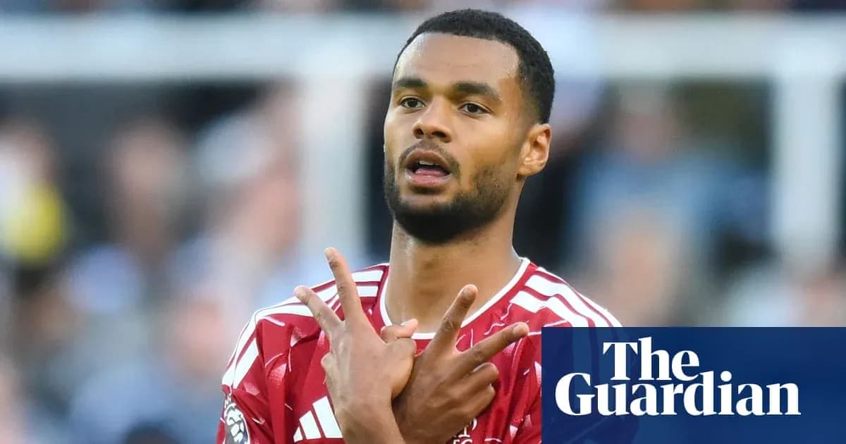 Futbolchi raqibga ko'rsatmoqda, o'yin paytida Futbolchi raqibga ko'rsatmoqda, o'yin paytida