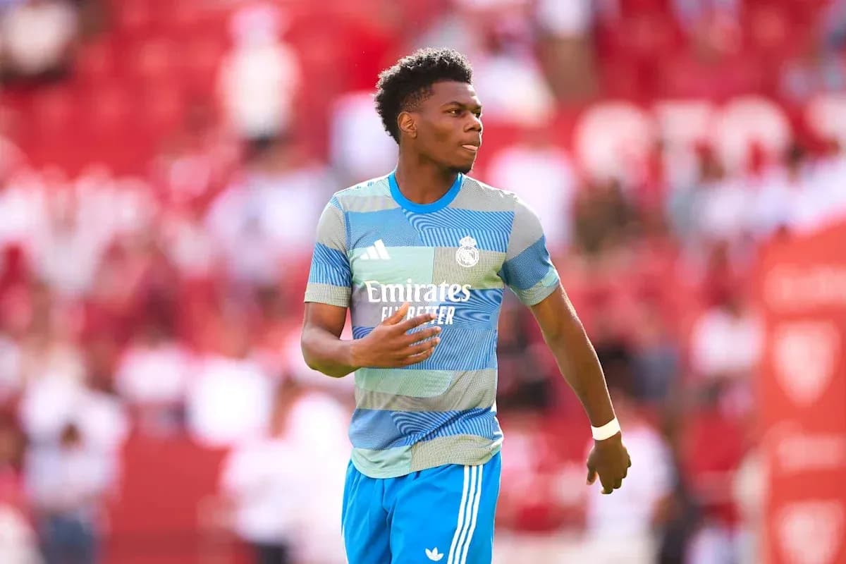 Futbolchi Real Madrid formasida maydonga chiqmoqda Futbolchi Real Madrid formasida maydonga chiqmoqda