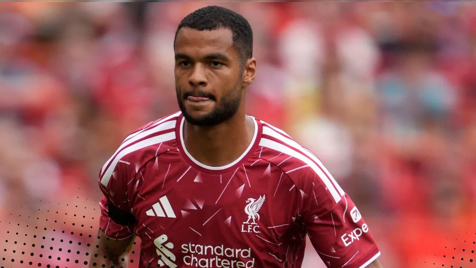 Futbolchi maydonga kirayotgan Liverpool o'yinchisi Futbolchi maydonga kirayotgan Liverpool o'yinchisi