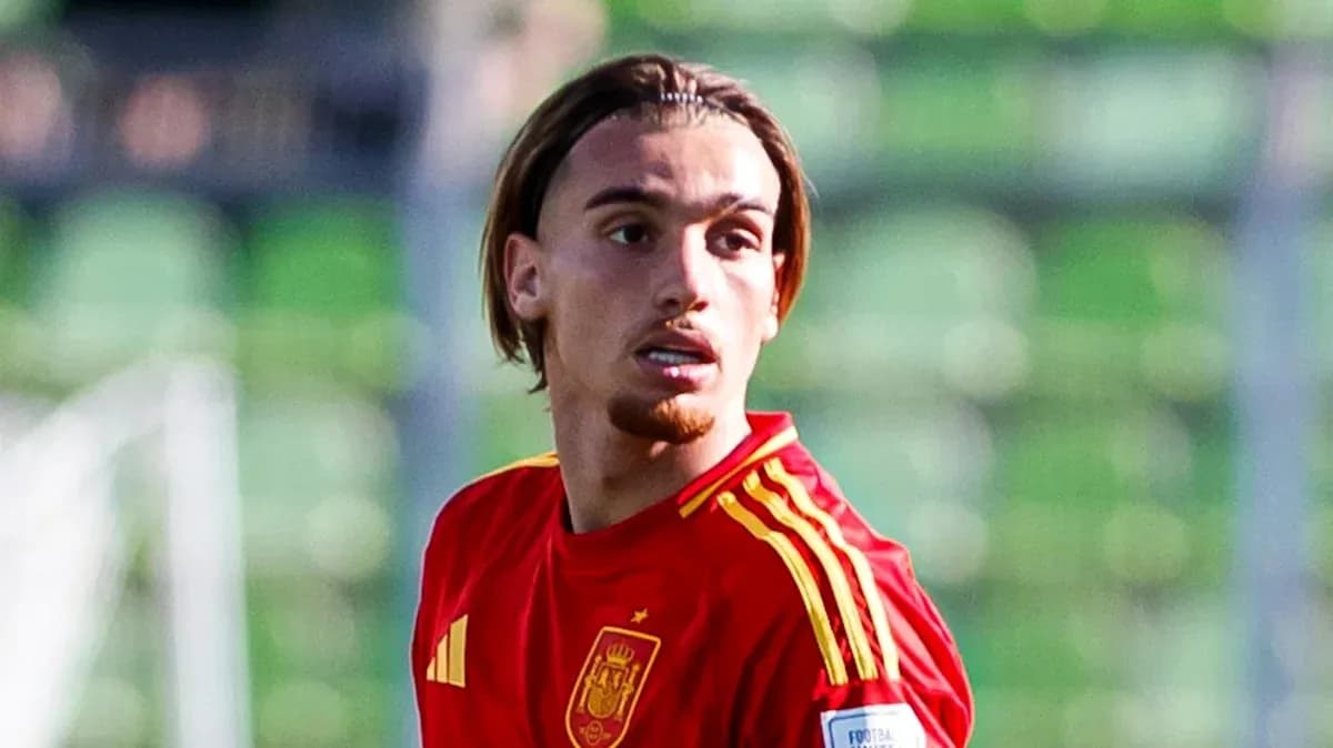 Futbolchi Ispaniya formasi bilan maydonda Futbolchi Ispaniya formasi bilan maydonda