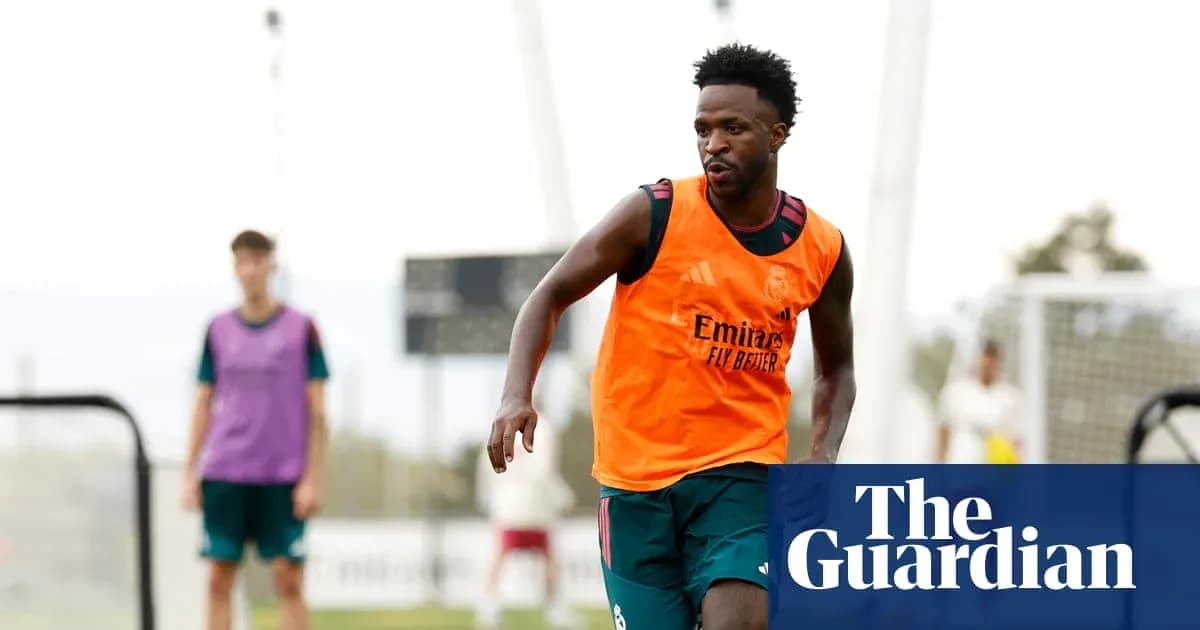 Futbolchi mashg'ulotda yugurmoqda, Real Madrid formasi Futbolchi mashg'ulotda yugurmoqda, Real Madrid formasi