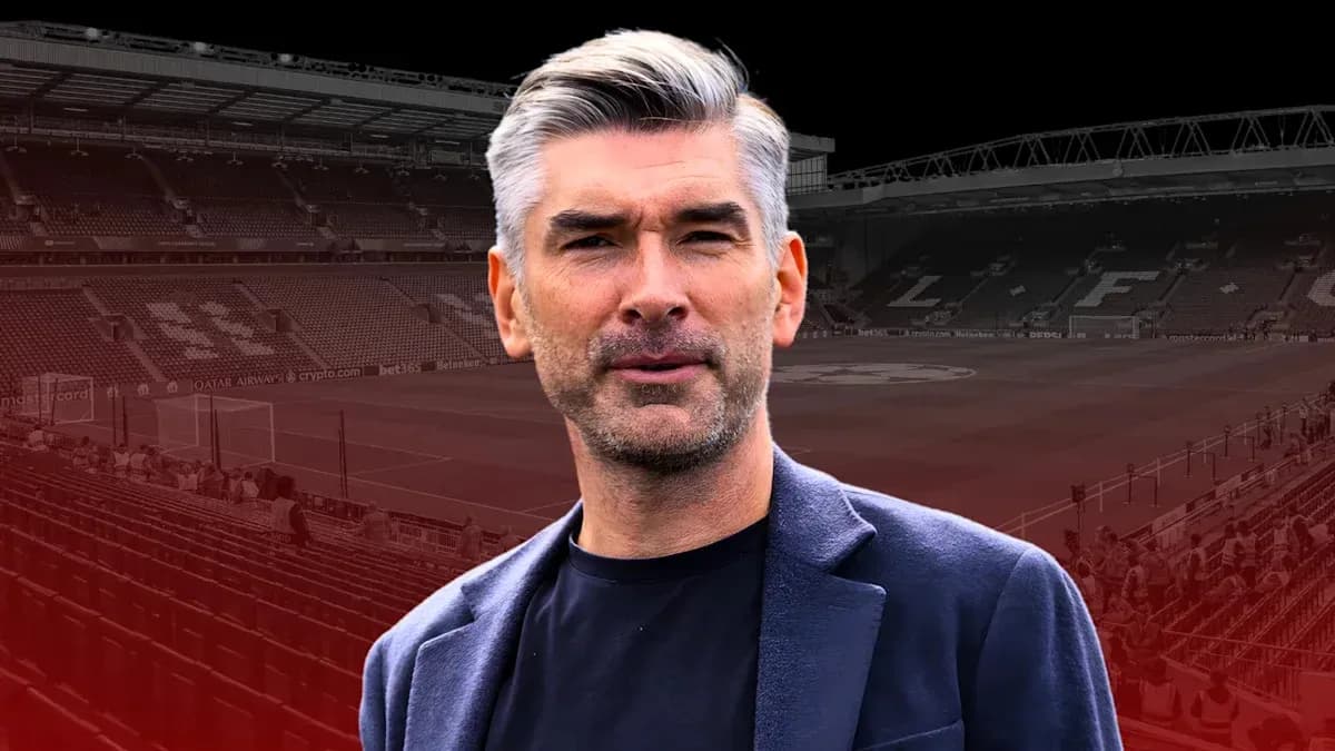 Kishi o'yinchisi Anfield stadionida turibdi Kishi o'yinchisi Anfield stadionida turibdi